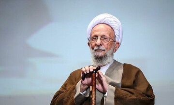 ماجرای اقدام مصباح یزدی به بوسیدن پای رهبر انقلاب / پاسخ مصباح به انتقادات چه بود؟
