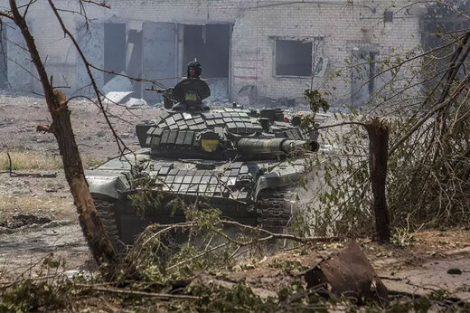 ببینید | لحظه تسلیم شدن تانک ارتش روسیه در خرسونِ اوکراین
