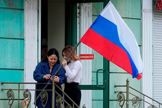 ببینید | برافراشته شدن پرچم‌های روسیه در ماریوپول و دونتسک