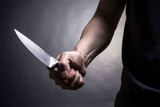 ببینید | حمله یک سارق به دختر جوان با چاقو برای نجات همکارش!