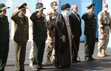 رهبر انقلاب آیت الله خامنه ای در مراسم مشترک دانش‌آموختگی دانشجویان دانشگاه‌های نیروهای مسلح