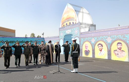 رهبر انقلاب آیت الله خامنه ای در مراسم مشترک دانش‌آموختگی دانشجویان دانشگاه‌های نیروهای مسلح