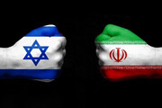 ببینید | ویدیویی جنجال‌ساز از گل دادن یک دختر و پسر جوان از طرف اسرائیل به مردم وسط تهران