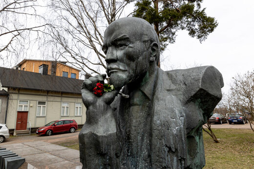 ببینید | دهن‌کجی اروپا به پوتین و پاک‌سازی نمادهای روسی؛ جمع‌آوری مجسمه لنین از فنلاند