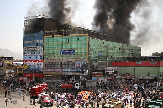 ببینید | آتش‌سوزی در یک مرکز بزرگ تجاری در غرب کابل