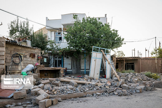 ببینید | بازدید رئیس جمعیت هلال‌احمر از مناطق زلزله زده خوی در استان آذربایجان غربی
