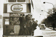 عکس | آویزان شدن مردم از اتوبوس دو طبقه خط ۲۰۴ میدان شوش - شهر ری