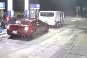 ببینید | لحظه هولناک حمله سارقان مسلح به یک خودرو در پمپ بنزین!