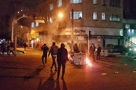 ببینید | گزارش صداوسیما از ترور حافظان امنیت که مانع آتش زدن مغازه‌های باز شده بودند