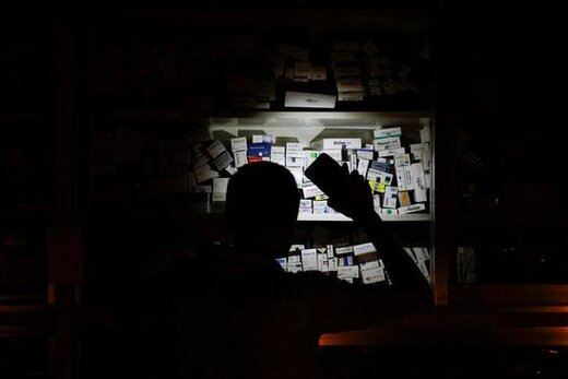 یک کارمند داروخانه در خاموشی های سراسری پایتخت بنگلادش در حال یافتن دارو از قفسه ها/ رویترز
