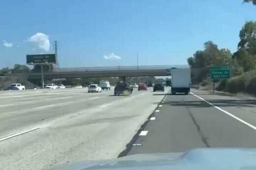 ببینید | حرکت جنجالی و جنون‌آمیز یک زن در کالیفرنیا؛ رانندگی خودرو با ۳ چرخ وسط اتوبان!