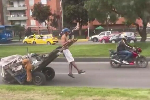 ببینید | شیرین‌کاری‌ها و شادی‌های کودکانه یک باربر در خیابان