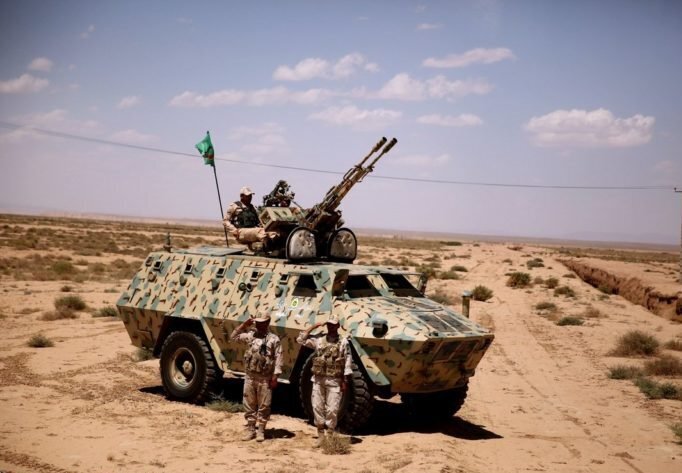 عکس | این مرد ساخت ماشین های جنگی را از روسیه یاد گرفته و رهبر انقلاب از او تجلیل کرده / رزمنده ای که آخرین اختراعش خودروی هواسوز است