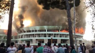 آتش‌سوزی در پارک ارم؛ ساختمان چهار طبقه طعمه آتش شد/ عکس