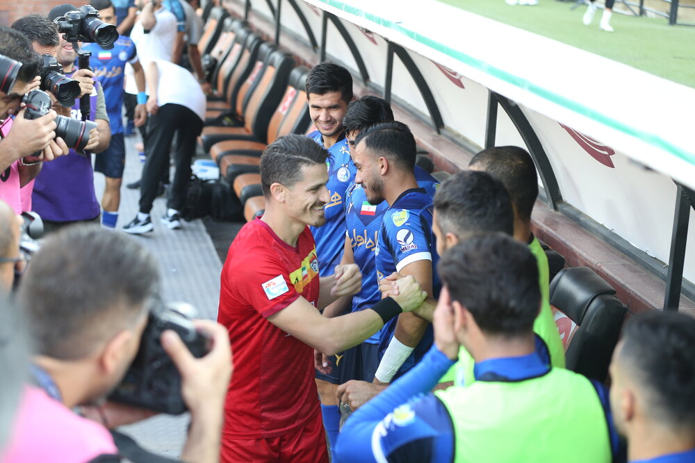 وریا با لباس قرمز در نیمکت استقلال/عکس