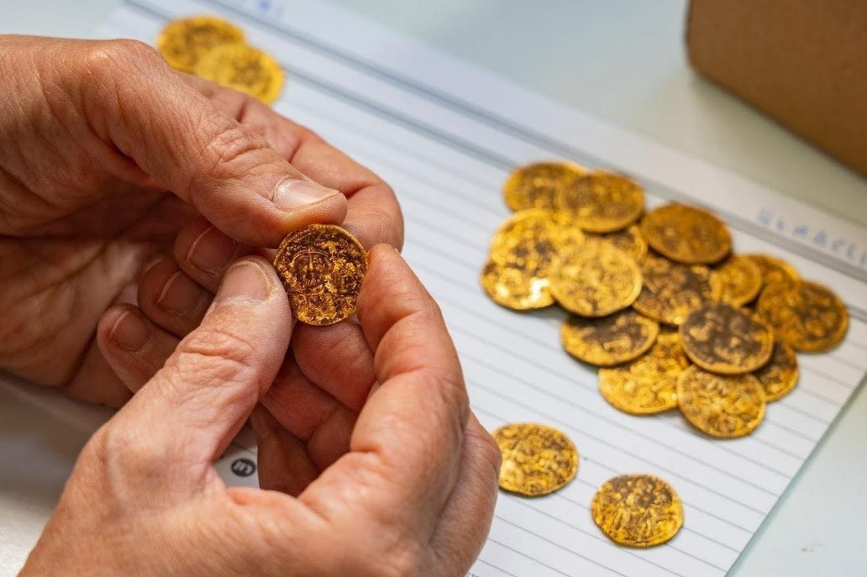 عکس | کشف انباری از سکه در بلندی‌های جولان