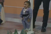 ببینید | رکوردشکنی‌ خبرساز در برنامه زنده تلویزیونی؛ ثبت رکورد کوتاه‌ترین مرد دنیا