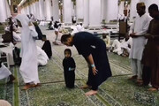 ببینید | واکنش یک دختربچه دوست‌داشتنی به نماز خواندن پدرش