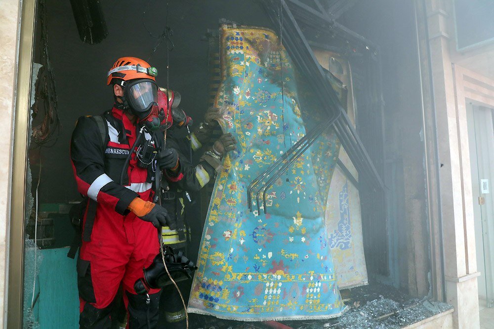 مهار حریق مهیب فرش فروشی در بولوار معلم مشهد با تلاش ۵۰ آتش نشان