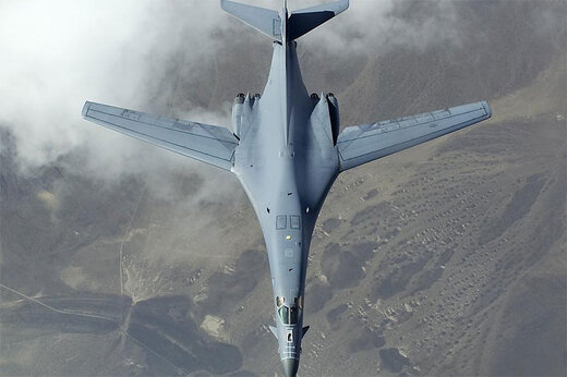 ببینید | نمایی دیدنی از فرود بمب‌افکن راکول B1 لنسر