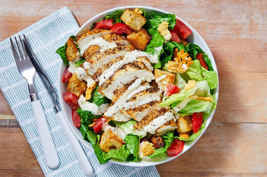 ببینید | طرز تهیه سالاد سزار خوشمزه و مخصوص رستورانی با مرغ 