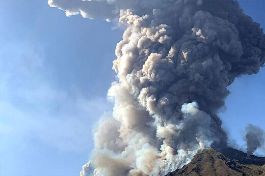 ببینید | فوران هولناک صبح امروز آتشفشان استرومبلی در ایتالیا