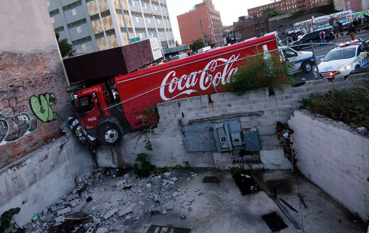 ببینید | لحظه هولناک ترمز بریدن یک کامیون؛ تخریب کامل یک ساختمان و سقوط داخل گودال!