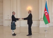 ببینید | پوشش عجیب و جنجال‌ساز سفیر انگلیس در آذربایجان؛ دامن اسکاتلندی!