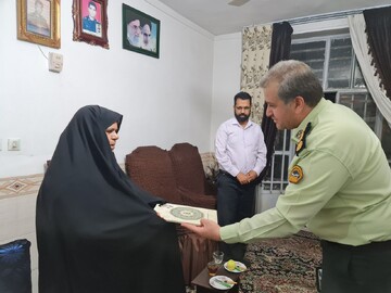 دیدار معاون فرماندهی انتظامی استان کرمان با خانواده شهید نادر محمدی‌زاده