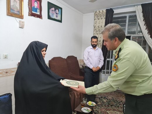 دیدار معاون فرماندهی انتظامی استان کرمان با خانواده شهید نادر محمدی‌زاده