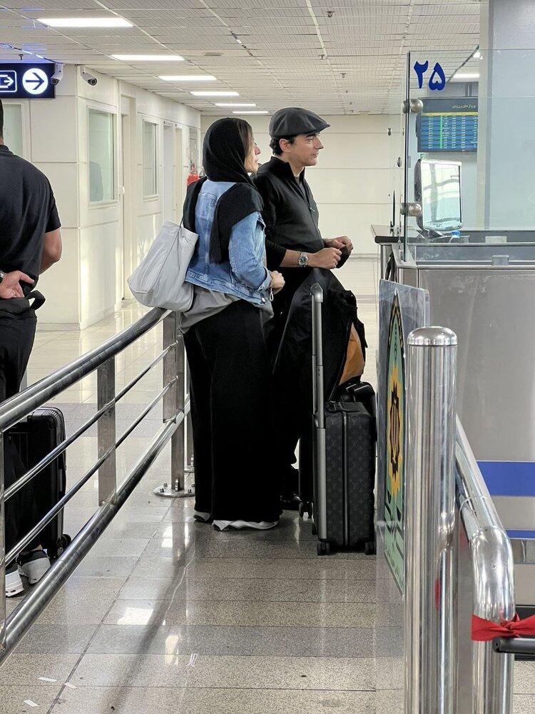 عکس | فوری؛ اولین تصویر از لحظه توقیف پاسپورت همایون شجریان و سحر دولتشاهی در فرودگاه