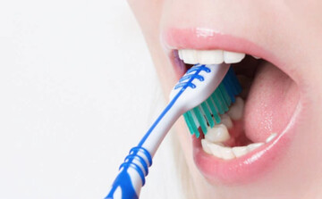 مضرات مسواک زدن هنگام استحمام مضرات مسواک زدن هنگام استحمام