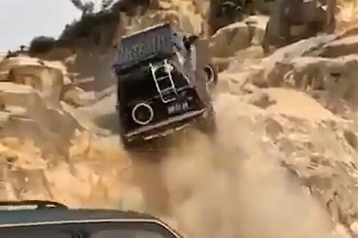 ببینید | حرکت باورنکردنی راننده لندکروز؛ بالا رفتن از صخره‌های غول‌پیکر