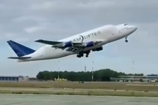 ببینید | لحظه جدا شدن چرخ هواپیما هنگام برخواستن از باند فرودگاه در ایتالیا