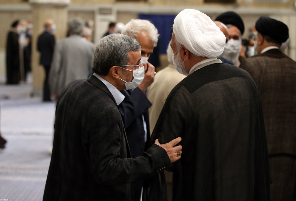 مخاطب او کیست ؟ / عکس متفاوت از سخنان درگوشی احمدی نژاد در حاشیه دیدار اعضای مجمع با رهبری