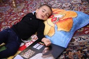 عکس | تصویری از فرزند خردسال شهید "سلمان امیراحمدی" در فراق پدر