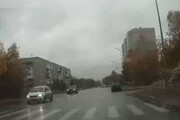 ببینید | تصادف یک خودرو با یک زن در هوای بارانی