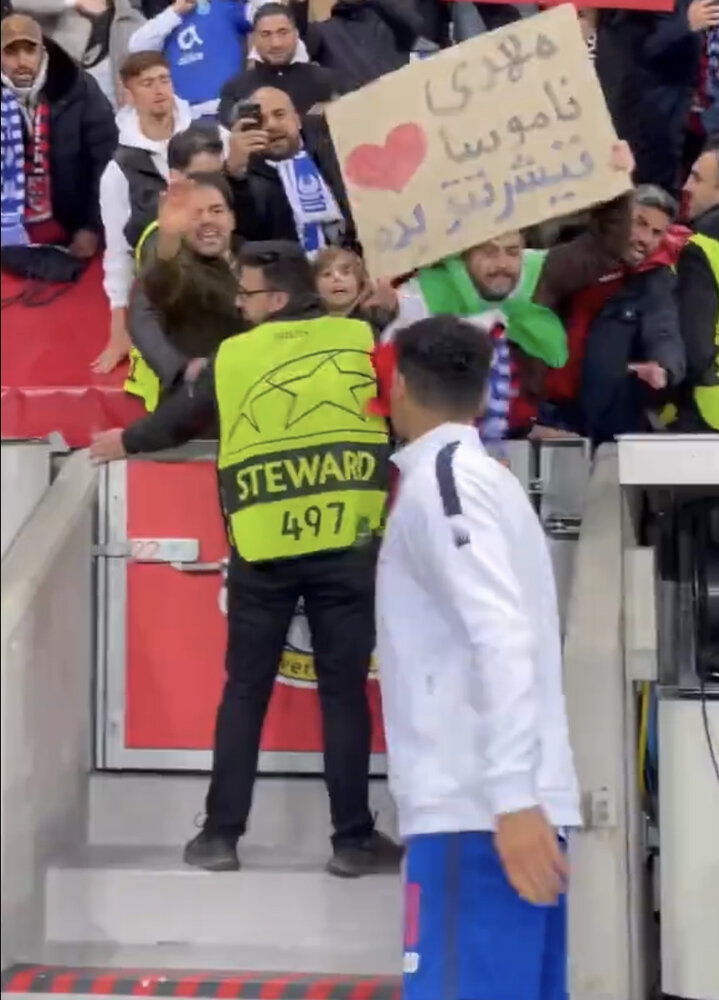 پلاکارد بامزه یک هوادار پورتو برای طارمی/عکس