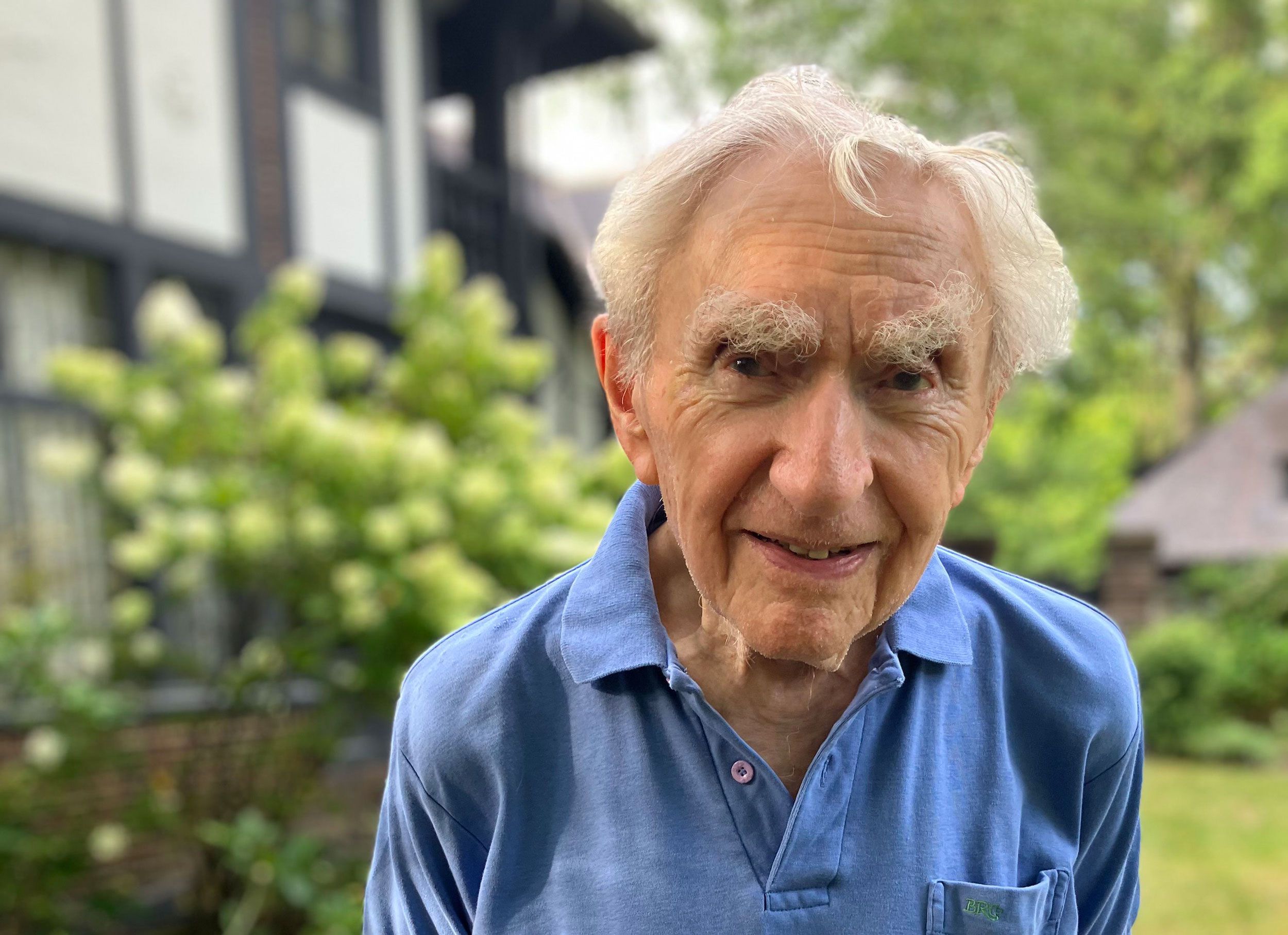 مسنترین پزشک جهان با ۱۰۰ سال سن، قصد بازنشستگی ندارد!/ عکس