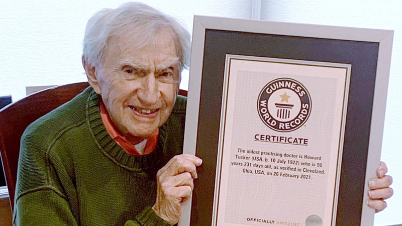 مسن‌ترین پزشک جهان با ۱۰۰ سال سن، قصد بازنشستگی ندارد!/ عکس