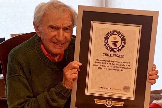 مسن‌ترین پزشک جهان با ۱۰۰ سال سن، قصد بازنشستگی ندارد!/ عکس