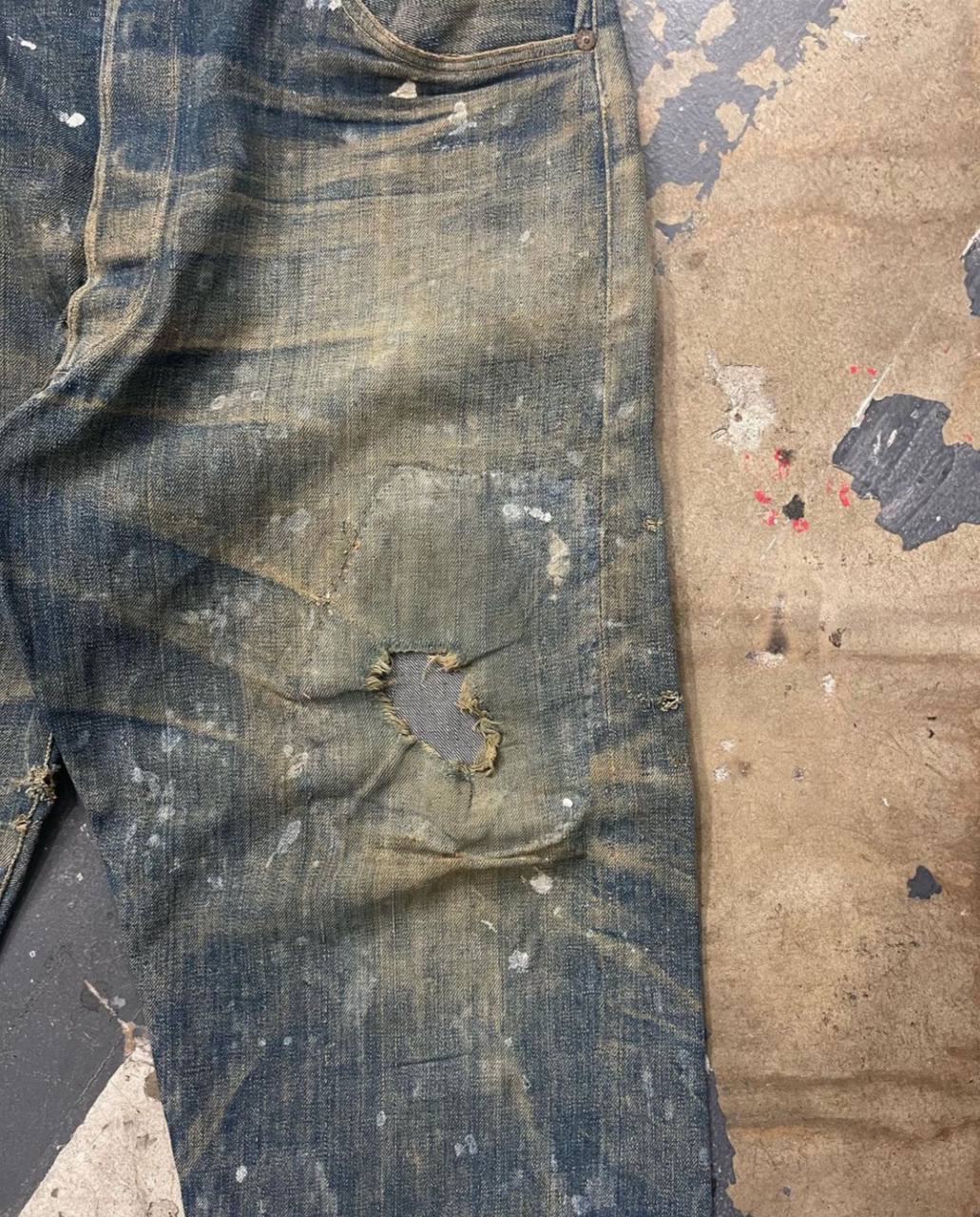 یکی از گران‌ترین شلوار جین‌های فروخته شده؛ متعلق به بدهه 80 میلادی و پیدا شده از یک معدن/ عکس