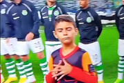 ببینید | ژست‌های خنده‌دار یک پسربچه روی آنتن زنده پیش از شروع مسابقه فوتبال
