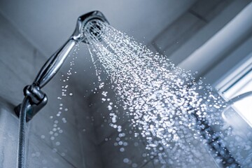 زیر دوش حمام آواز بخوانیم یا نخوانیم / آواز خواندن چه فوایدی دارد؟