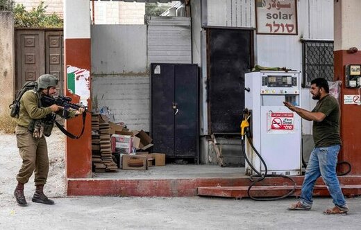مواجهه سرباز اسراییلی با مرد فلسطینی در یک پمپ بنزین در کرانه باختری