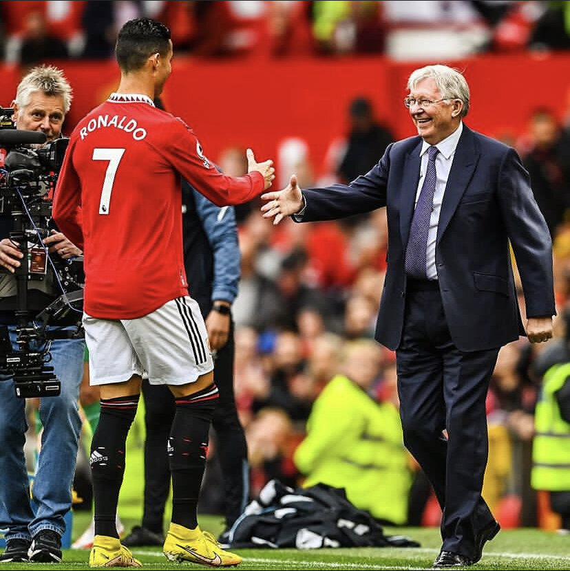 کریستیانو رونالدو در آغوش پدر فوتبالیاش/عکس