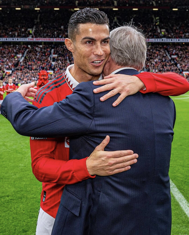 کریستیانو رونالدو در آغوش پدر فوتبالیاش/عکس