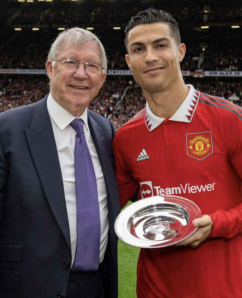 کریستیانو رونالدو در آغوش پدر فوتبالیاش/عکس