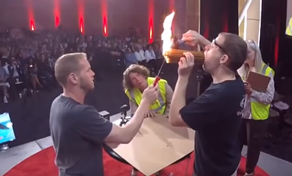 تصاویر| نگهداشتن 150 شمعِ روشن در دهان فقط برای ثبت یک رکورد جهانی