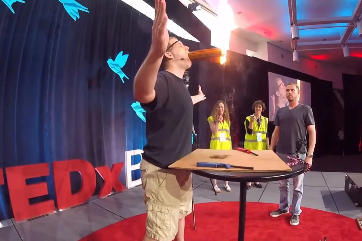 تصاویر| نگهداشتن 150 شمعِ روشن در دهان فقط برای ثبت یک رکورد جهانی